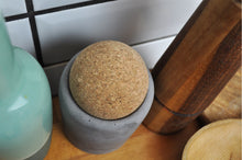 Kép betöltése a galériamegjelenítőbe: beton fűszertartó - concrete spice holder