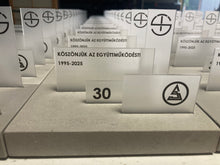 Kép betöltése a galériamegjelenítőbe: Díjak és elismerések