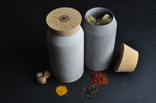 Kép betöltése a galériamegjelenítőbe: Pillar fűszertartó