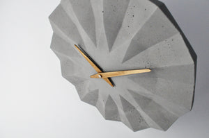 01 Polygon - concrete wall clock