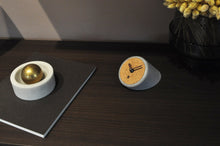 Kép betöltése a galériamegjelenítőbe: Tube - beton/parafa asztali óra
