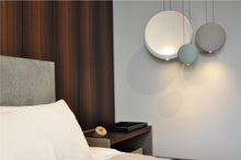 Kép betöltése a galériamegjelenítőbe: Tube - beton/parafa asztali óra