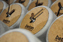 Kép betöltése a galériamegjelenítőbe: Tube - beton/parafa asztali óra