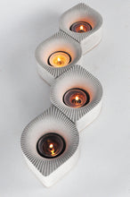 Kép betöltése a galériamegjelenítőbe: Shell concrete candle holder / beton mécsestartóes