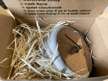 Kép betöltése a galériamegjelenítőbe: Tube - beton/parafa asztali óra