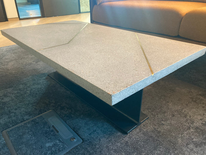 csiszolt beton és egy csipetnyi sárgaréz