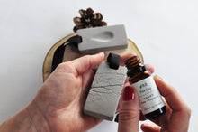Load image into Gallery viewer, Scented concrete card
