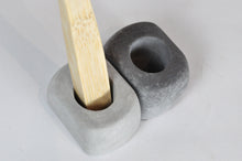 Kép betöltése a galériamegjelenítőbe: Wave - beton fogkefe tartó
